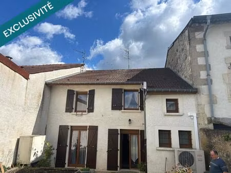 maison de village  avec deux grandes salles avec jardin cloturé