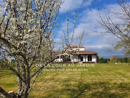 la maison-voyage : un belvédère entre bois et lumière