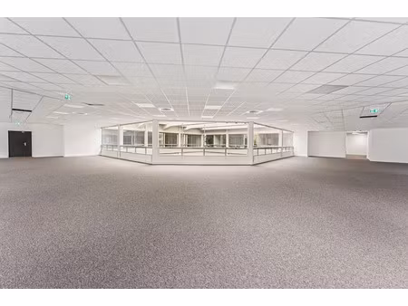 location bureau cergy 2 712 m²