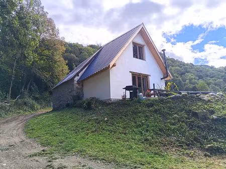 maison typique de la vallée avec jardin