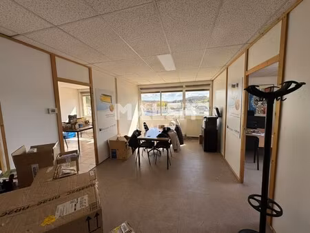 location local professionnel 67m²