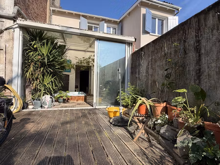 villeneuve sur lot  charmante maison de ville à finir de rénover avec terrasse