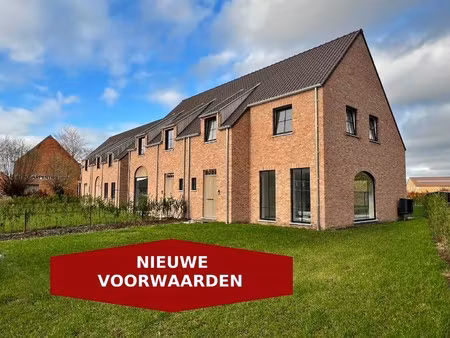 halfopen karaktervolle nieuwbouwwoning met dubbele garage en tuin. ( 6%btw mogelijk )