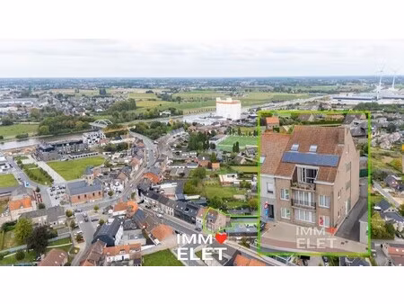 appartementsgebouw met garages