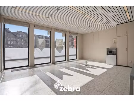 veelzijdig handelspand met parkeerplaatsen op topligging in centrum tielt!