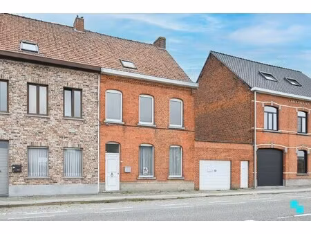 te renoveren gezinswoning met ruime opslagruimte/garage