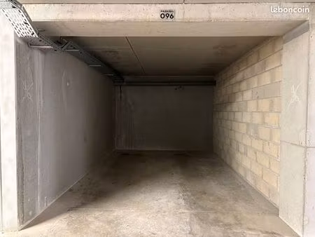 grande place de parking couverte à louer à partir du 1er mai