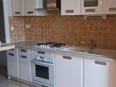 a louer maison de ville avec terrasse et jardinet