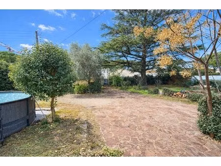 villa plain pied de 85 m2 a rénover sur 1076 m2 de terrain