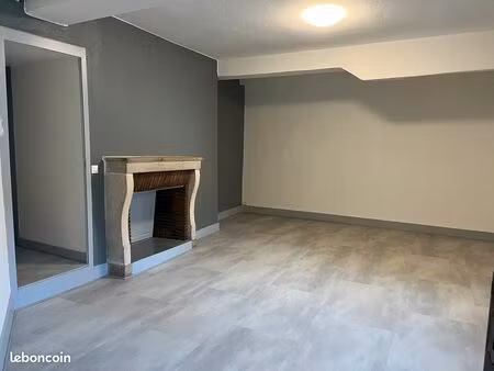 appartement t2 de charme 65m² - place nationale (au pied de la collégiale) dole