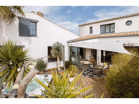 ancien chai familial sublimé en une lumineuse maison d'architecte