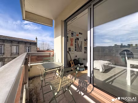 studio lumineux avec balcon et parking