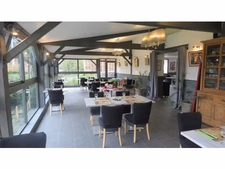 murs commerciaux + restaurant en fonction + bel appartement + licence 4 / axe d704...