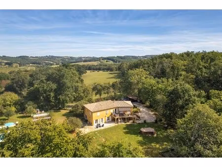 ensemble immobilier de 4 maisons individuelles  baties en 2006  sur un terrain de 7900m2