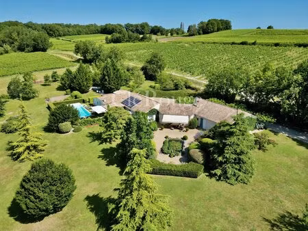 proche du golf des vigiers - magnifique propriété avec une piscine et de magnifiques vues