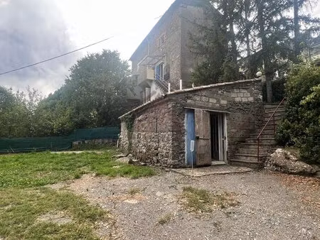 maison en pierres avec jardin