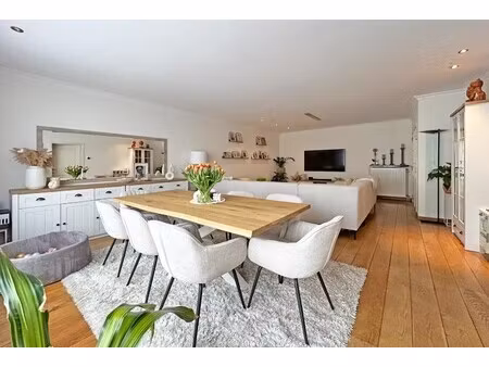 instapklaar drie slaapkamer appartement met terras in wijnegem