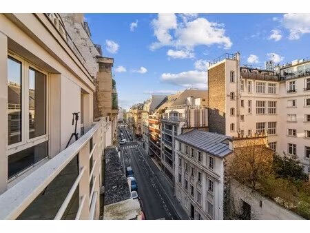 location local professionnel 593m²