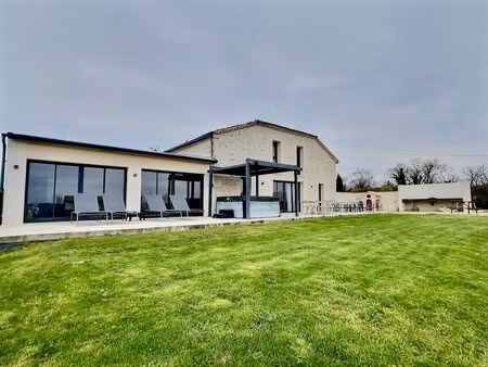 magnifique ensemble immobilier comprenant une grange rénovée d'environ 322 m² avec piscine