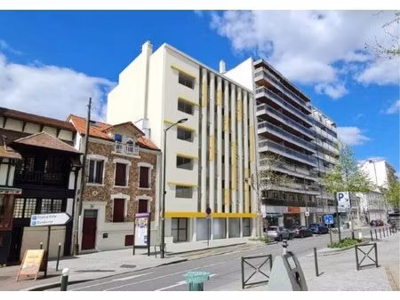 location commerce 125 m²