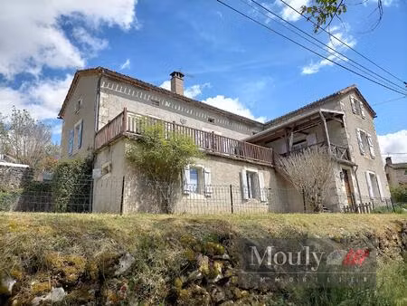maison en pierre avec gite dans un jolie village de la vallee du lot
