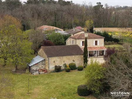 a vendre maison rénovée en pierre habitable de plain-pied de 152 m² avec dépendances à lan