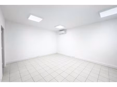 location locaux professionnels 47 m² à carcassonne (11000)  300 €