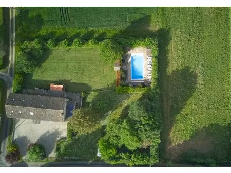 ancienne ferme en pierre  emplacement privilégié  5 chambres  4 salles de bains  piscine .