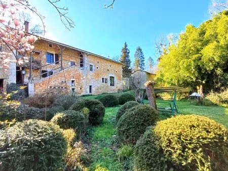 lieu unique  ancien moulin restauré  piscine couverte  dépendances  vue et rivière