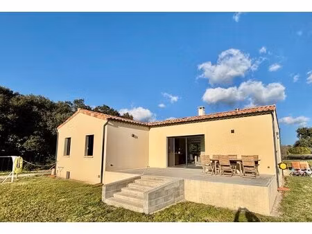 villa récente (2023) de 105 m2 avec belle et lumineuse pièce de vie sur 1400 m2.