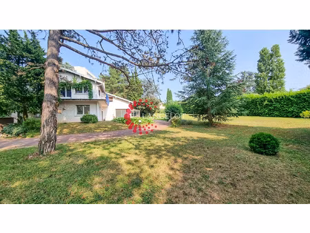 maison à louer 7 pièces 220 m2 sur 2500 m2 proche bus et com