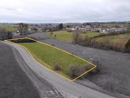 beau et grand terrain à la sortie du village d'hamois