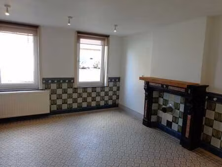 maison à halle juste en dehors de centre -ville