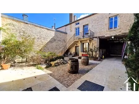 un micro-domaine avec une maison comprenant 2 appartements