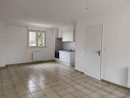 location appartement 3 pièces à évron (53600) : à louer 3 pièces / 43m² évron