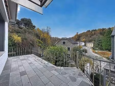 spacieuse maison idéalement située au centre de houffalize.