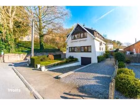 charmante maison avec garage et jardin  située à glons !