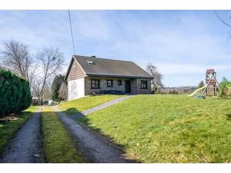 maison familiale moderne avec grand terrain et vue dégagée