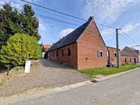 fermette  avec grange  dépendances  et 480m² de paddock