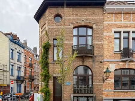 cinquantenaire: maison rénovée terrasse 3ch.  bur.  dressing