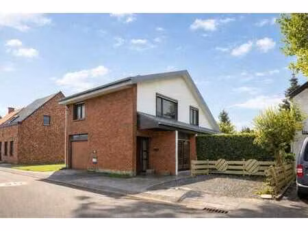 maison pleine de caractère à rénover partiellement avec beau