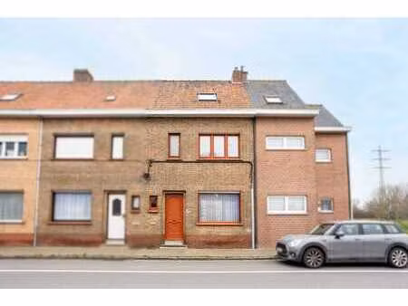 maison avec 4 chambres et garage avec accès arrière