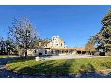 corps de ferme rénové  7.5 ha  piscine  étang  source