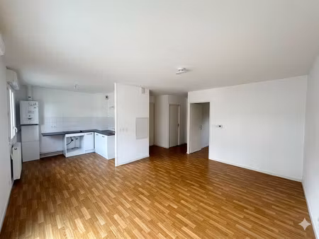 appartement 2 pièces avec une terrasse et une place de stati