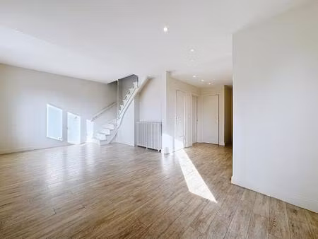 f3 avec cuisine amenagee  mezzanine  balcon et garage - chamalieres