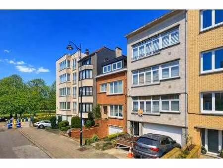 appartement 2 chambres rénové avec grande terrasse et jardin