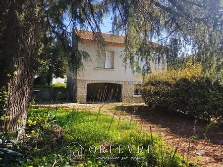 maison a fort potentiel au coeur de castries - terrain 1000 m²