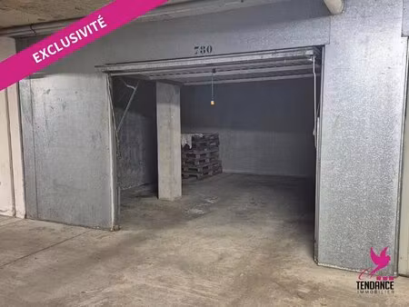 grand garage en sous sol.