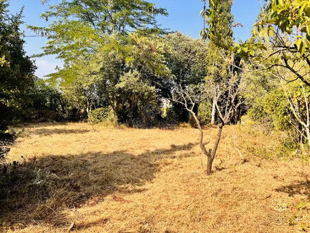 terrain constructible de 767 m² – bagnols-sur-cèze