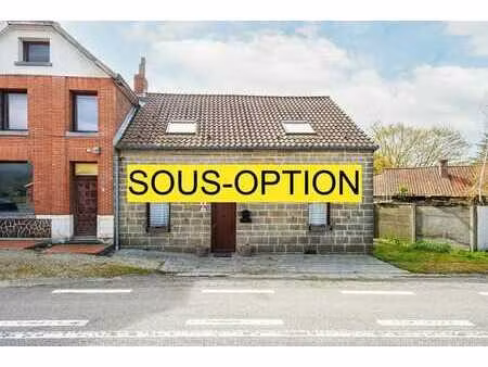 maison 3 façades en pierres de sable située à grandglise  of